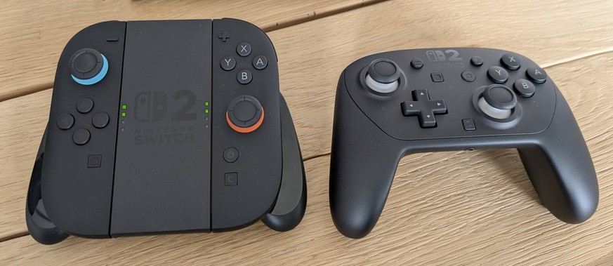 Der neue Joy-Con-2-Controller (links) ist brauchbar, der neue Pro-Controller hervorragend.