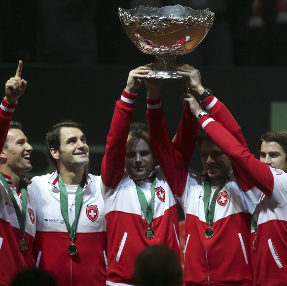 Das Schweizer Davis-Cup-Team mit dem Objekt der Begierde.