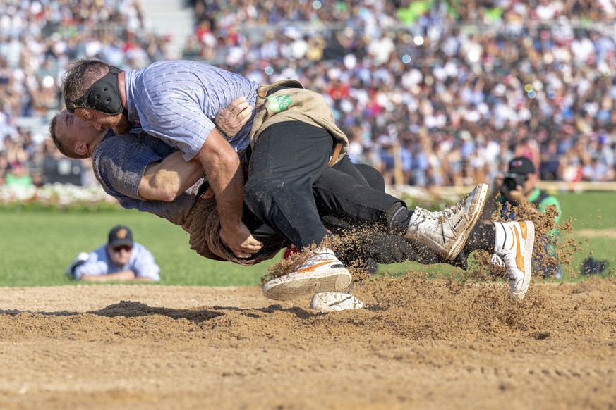 Joel Wicki, unten, gegen Matthias Aeschbacher, oben, im Schlussgang des Eidgenoessischen Schwing- und Aelplerfestes ESAF in Pratteln, am Sonntag, 28. August 2022. (KEYSTONE/Georgios Kefalas)