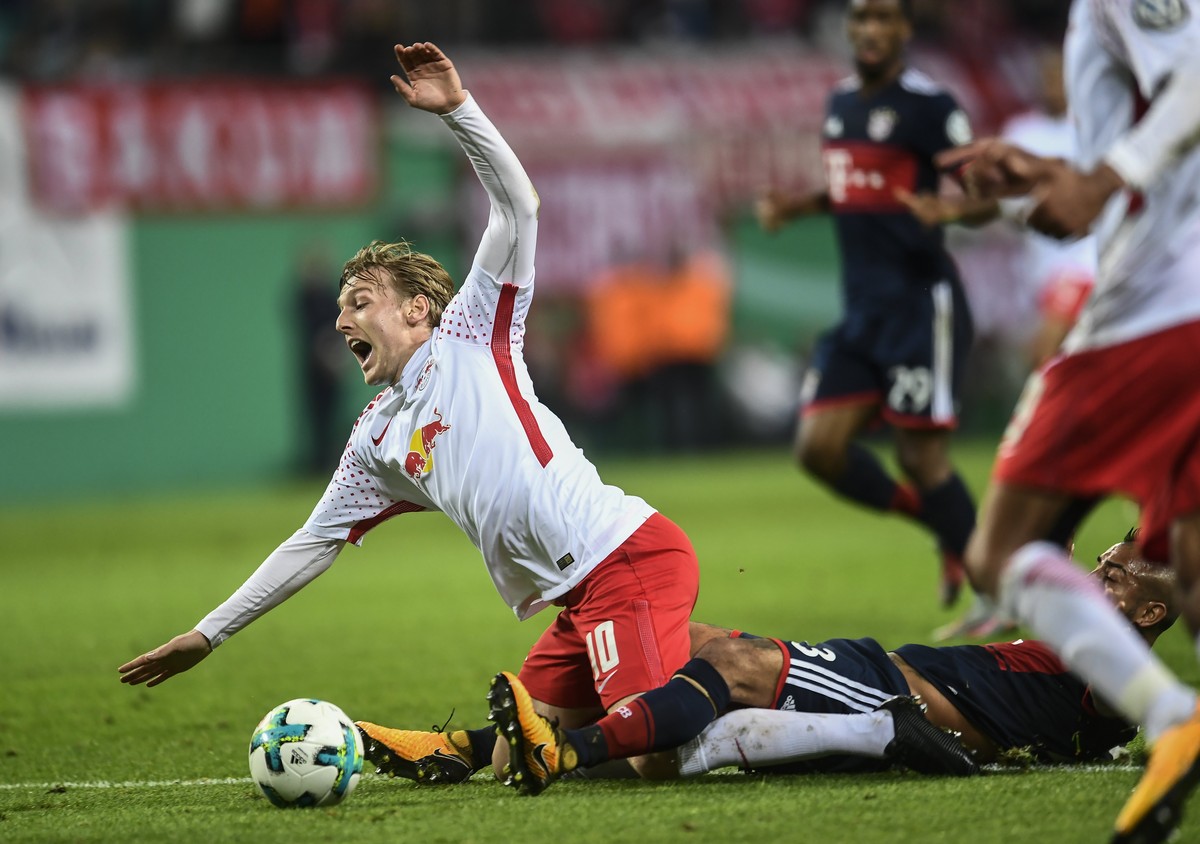 epaselect epa06289228 Leipzig's Emil Forsberg (L) is fouled by Bayern's Arturo Vidal (R) during the German DFB Cup soccer 2nd round match between RB Leipzig and FC Bayern Munich in Leipizg,  ...