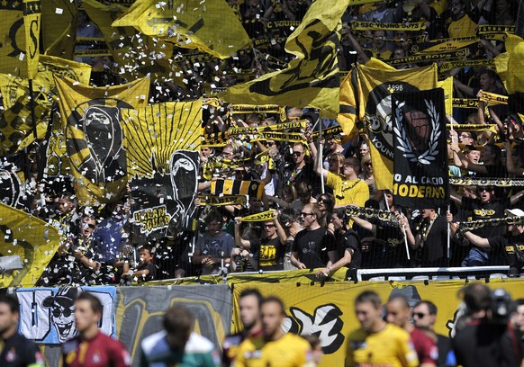 THEMENBILD ZUR ANNAHME DES VERSCHAERFTEN HOOLIGAN KONKORDATS IN BERN --  YB Fans feiern ihre Mannschaft im Fussball Super League Spiel zwischen den Berner Young Boys und Servette-Genf, am Sonntag 31. Juli 2011, im Stade de Suisse in Bern. (KEYSTONE/Peter Schneider)