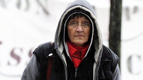 Andrea Stauffacher vor dem Bundesstrafgericht anlaesslich der Urteilsverkuendigung am Dienstag 8. November 2011, in Bellinzona. Das Bundesstrafgericht hat die 61-jaehrige Zuercher Linksaktivistin Andr ...