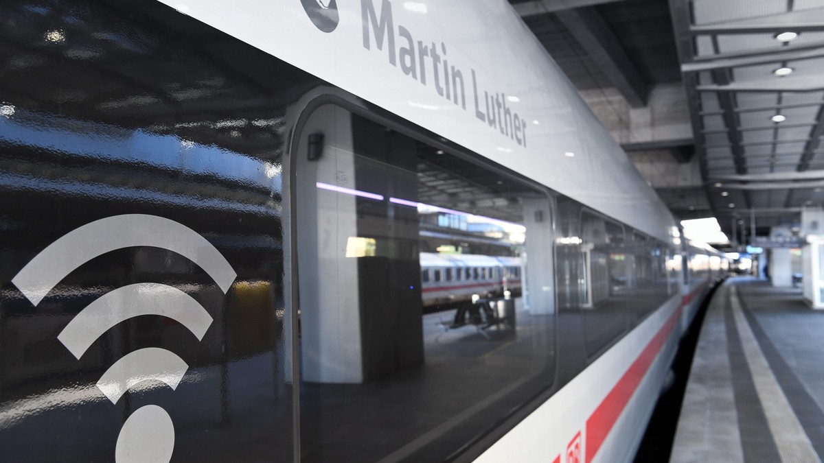 epa05652105 The Wifi symbol displayed on the side of an ICE (Intercity Express) train carriage in Berlin, 29 November 2016. According to German Railways (DB), internet access will be standard in all h ...