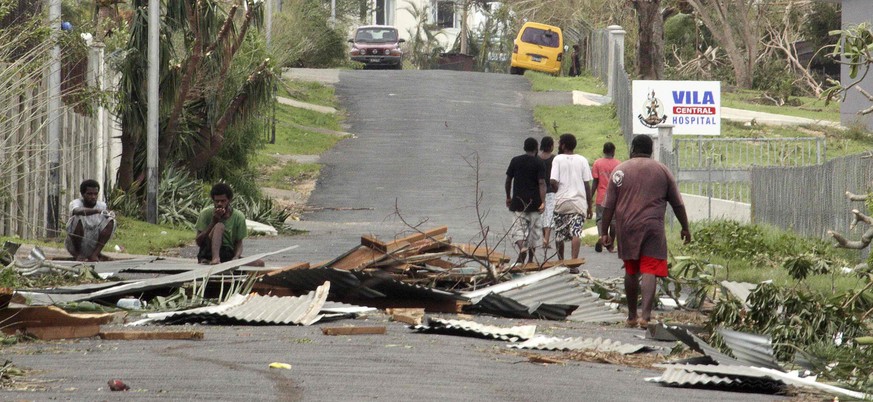 In der Hauptstadt Vanuatus, Port Vila, sollen 90 Prozent der Häuser beschädigt sein wegen des Sturms.