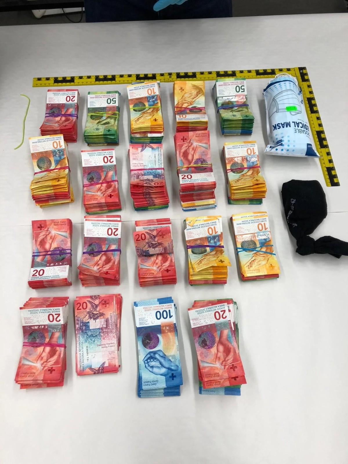 Coup de filet contre un clan albanais à Lucerne en août 2022: au total, six personnes (cinq hommes et une femme) originaires d'Albanie ont été arrêtées. En outre, la police a saisi de la drogue e ...