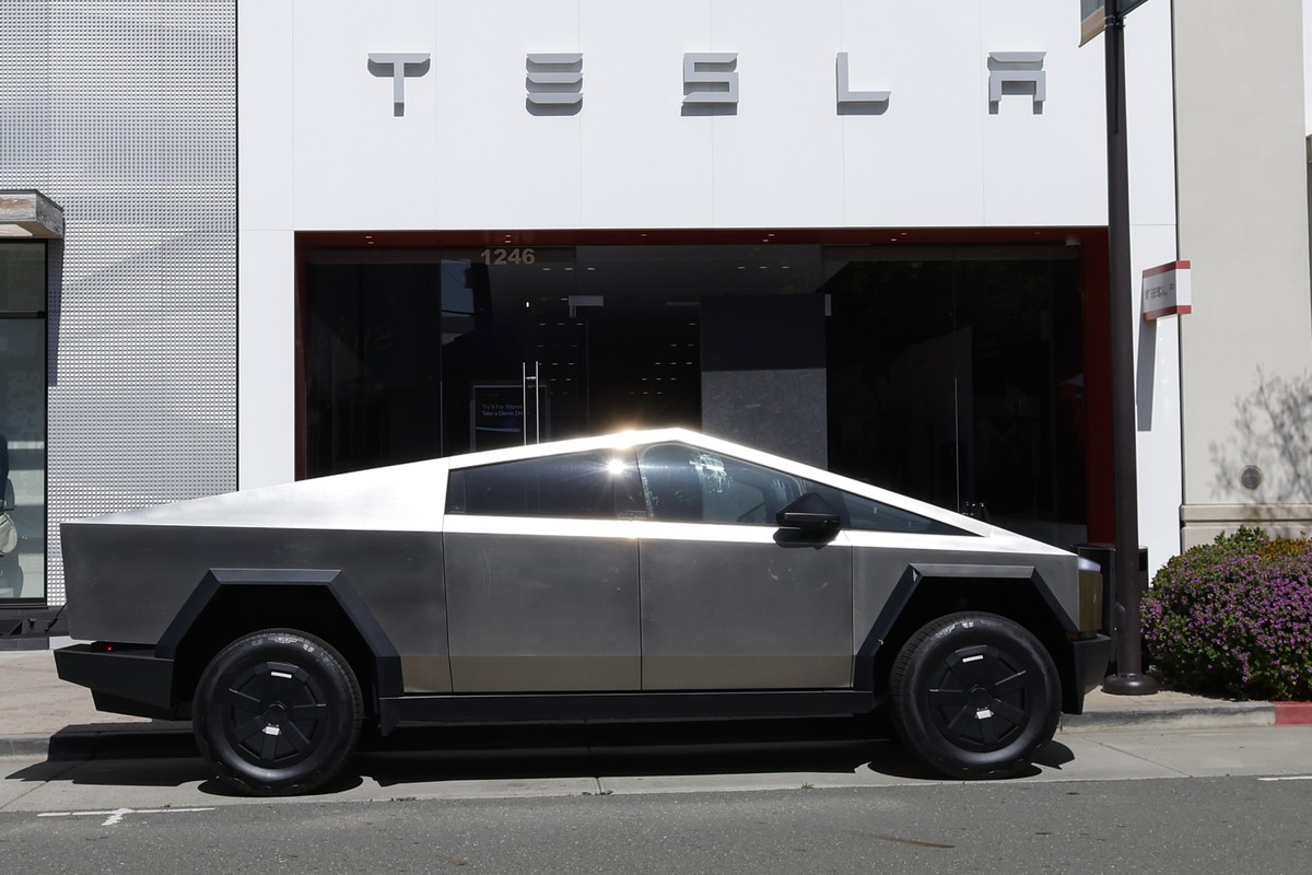 epa12045833 A Tesla Cybertruck parked outside a Tesla showroom in Walnut Creek, California, USA, 21 April 2025. Tesla has reportedly dropped production for several Cybertruck lines and will be moving  ...