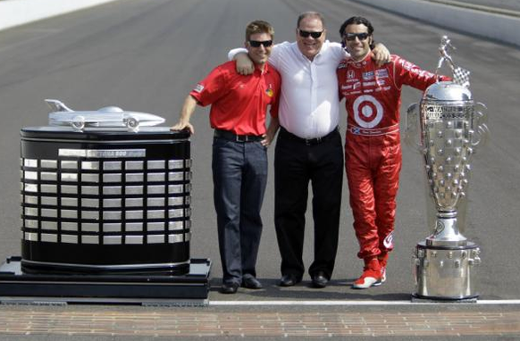 Bigger is better, so das Motto in den USA. Die Frage ist nur, wie man diese Pokale am Schluss heimbringt. Pokale: Links NASCAR Daytona 500, rechts Indianapolis 500.