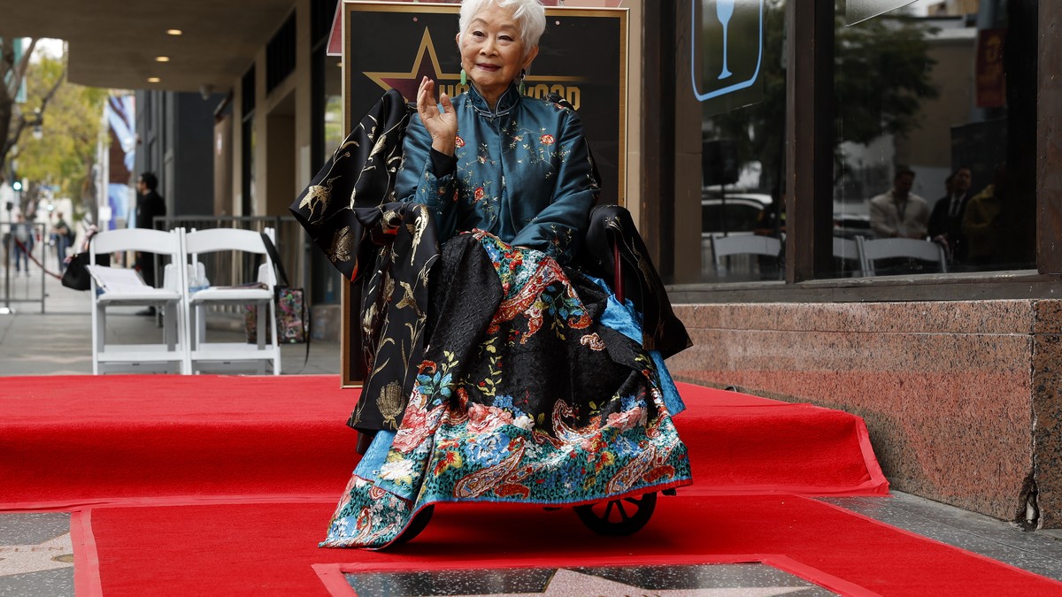 98歳のリサ・ルーはハリウッドのスターを称えました