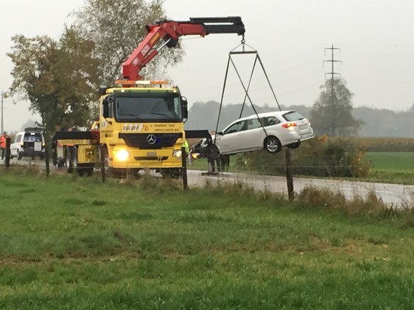 Das Unfallauto wird verladen.