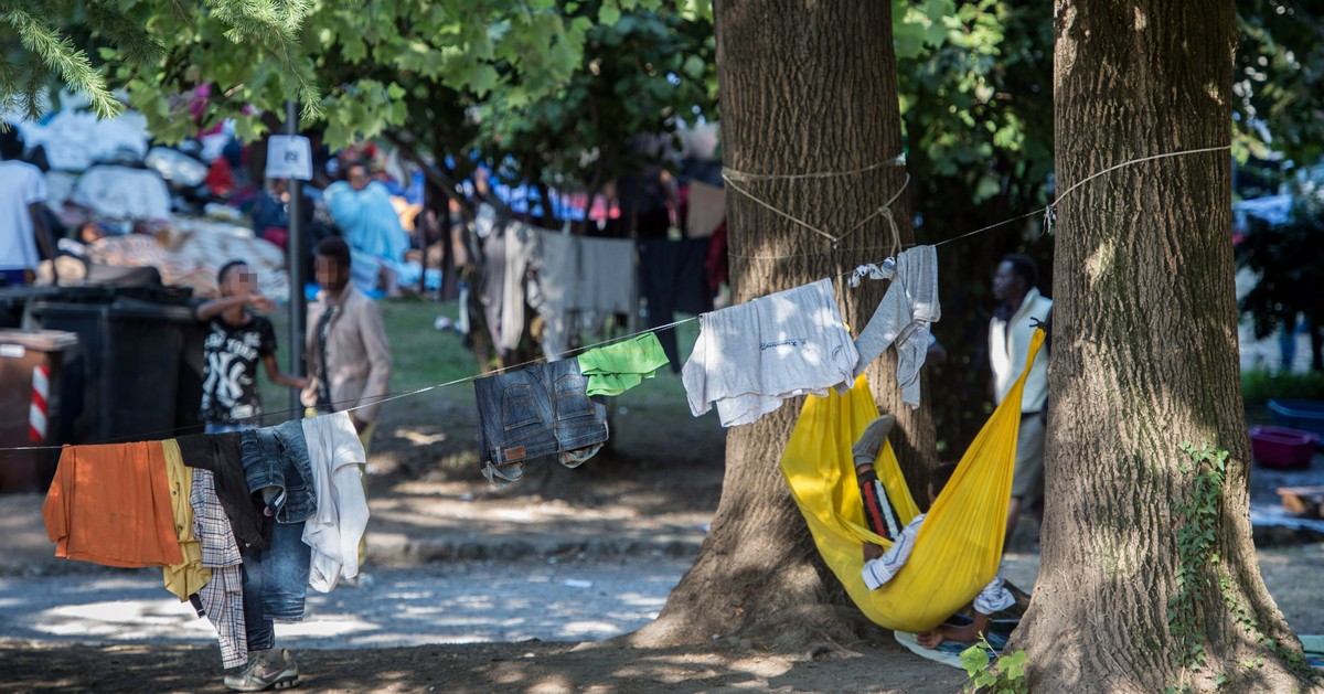 Das improvisierte Lager der Migranten in einem Park beim Bahnhof von Como, Italien, am Mittwoch, 17. August 2016. (KEYSTONE/Ti-Press/Francesca Agosta)