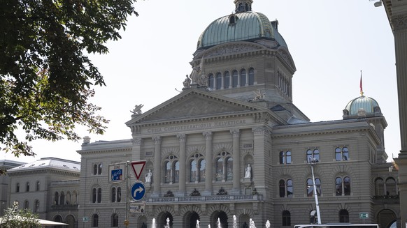 Das Bundeshaus mit der Aare hinter den Baeumen, fotografiert waehrend der Hitzewelle und der extremen Temperaturen um etwa 11:35 Uhr am Donnerstag, 30. Juli 2026, in Bern. Diese Waermebildkamera (Ther ...
