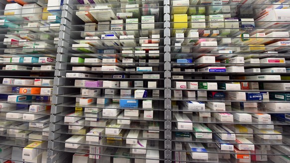 ARCHIV - 06.03.2020, Sachsen, Leipzig: Medikamente liegen im Lager einer Apotheke. (zu dpa: