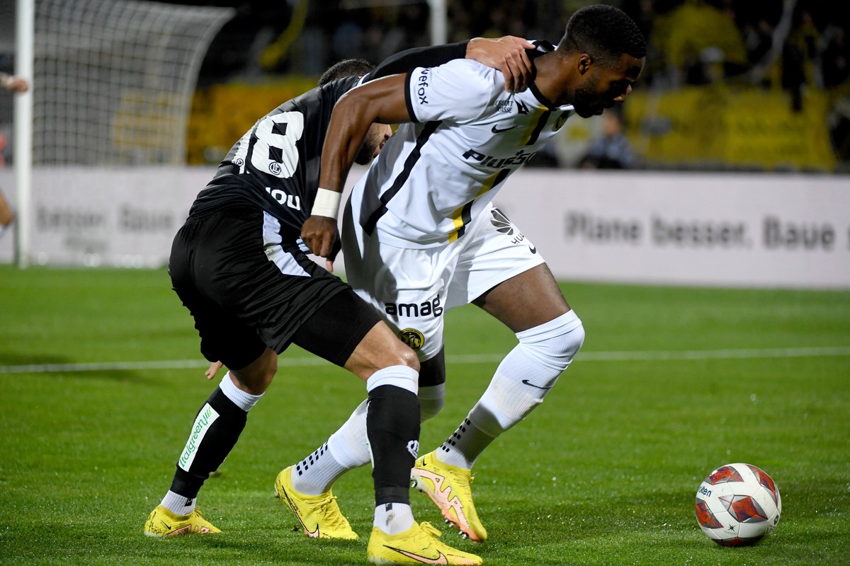 Lugano's player Mahou Hicham, left, fights for the ball with Young Boys's player Ulisses Garcia right, during the Super League soccer match FC Lugano against BSC Young Boys, at the Cornaredo ...