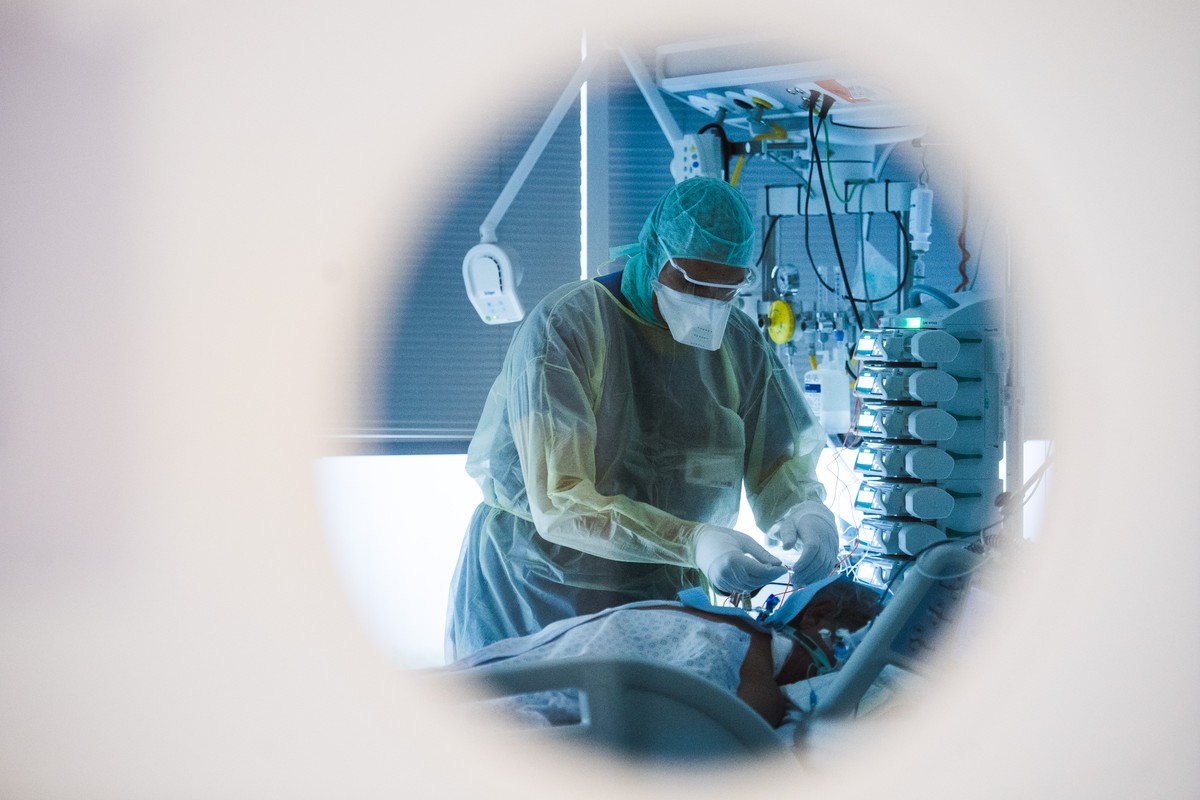 Aerzte behandeln einen Coronavirus Patienten im Kantonsspital La Carita in Locarno am Mittwoch, 11. Maerz 2020. Das La Carita Kantonsspital ist das medizinische Zentrum im Kanton Tessin zur Behandlung ...