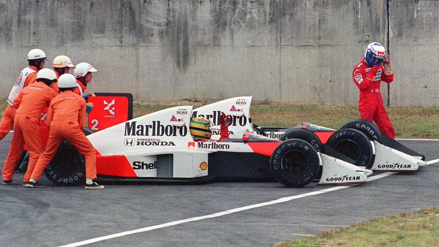 Crash in der 47. Runde: Ayrton Senna gibt Alain Prost klar zu verstehen, was er von ihm hält.