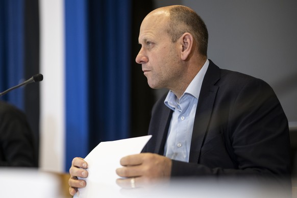 Gemeindepraesident Daniel Albertin an einer Bevoelkerungsinformation zum Schuttstrom von Brienz, am Samstag, 9. November 2024, in Tiefencastel. Am 15. Juni 2023 erreichte ein Schuttstrom beinahe das d ...