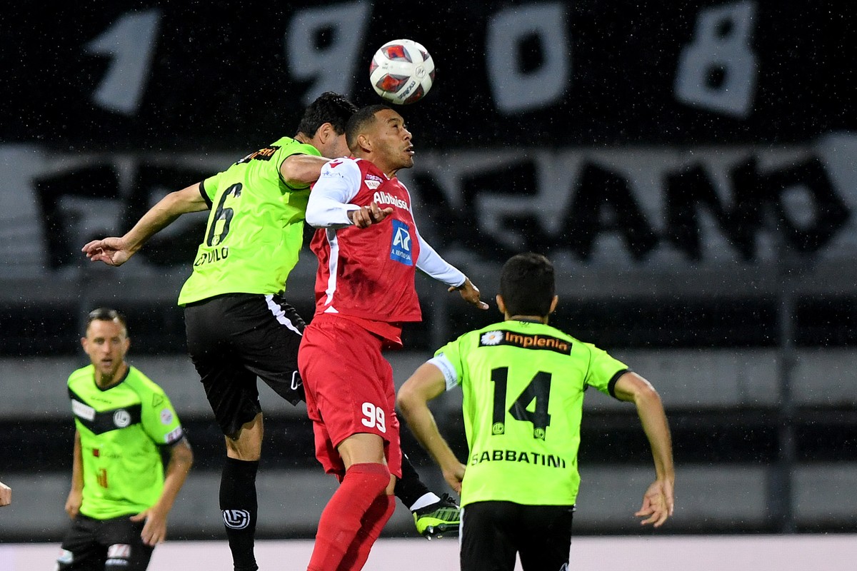 Lugano's player Miroslav Covilo , left, fight for the ball with Sion's player Guillaume Hoarau right, during the Super League soccer match FC Lugano against FC Sion, at the Cornaredo stadium ...