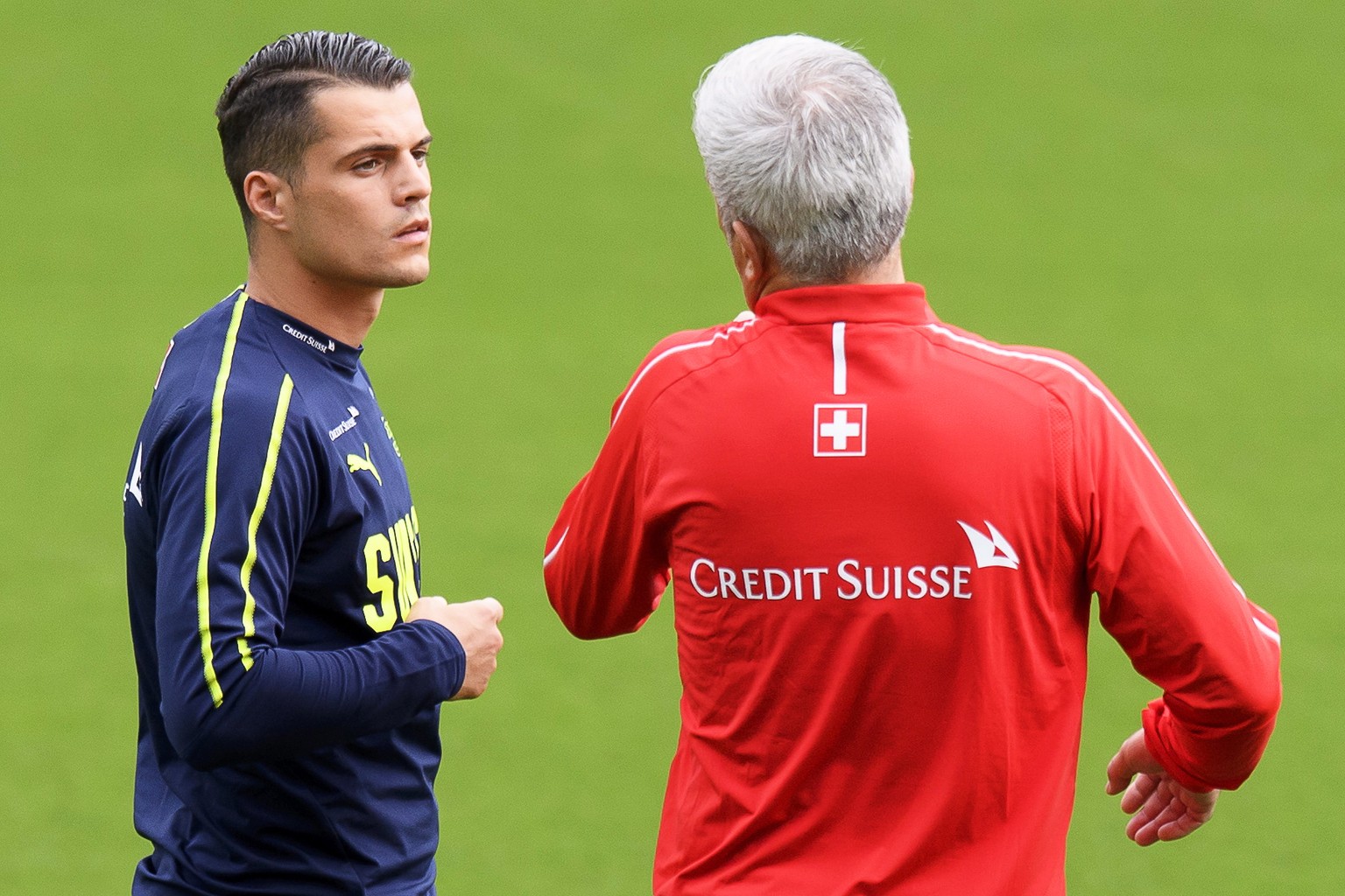 epa06780889 Swiss national soccer team head coach Vladimir Petkovic (R) gives instructions to Granit Xhaka (L) during their team&#039;s training session at La Ceramica stadium in Villarreal, Spain, 02 ...