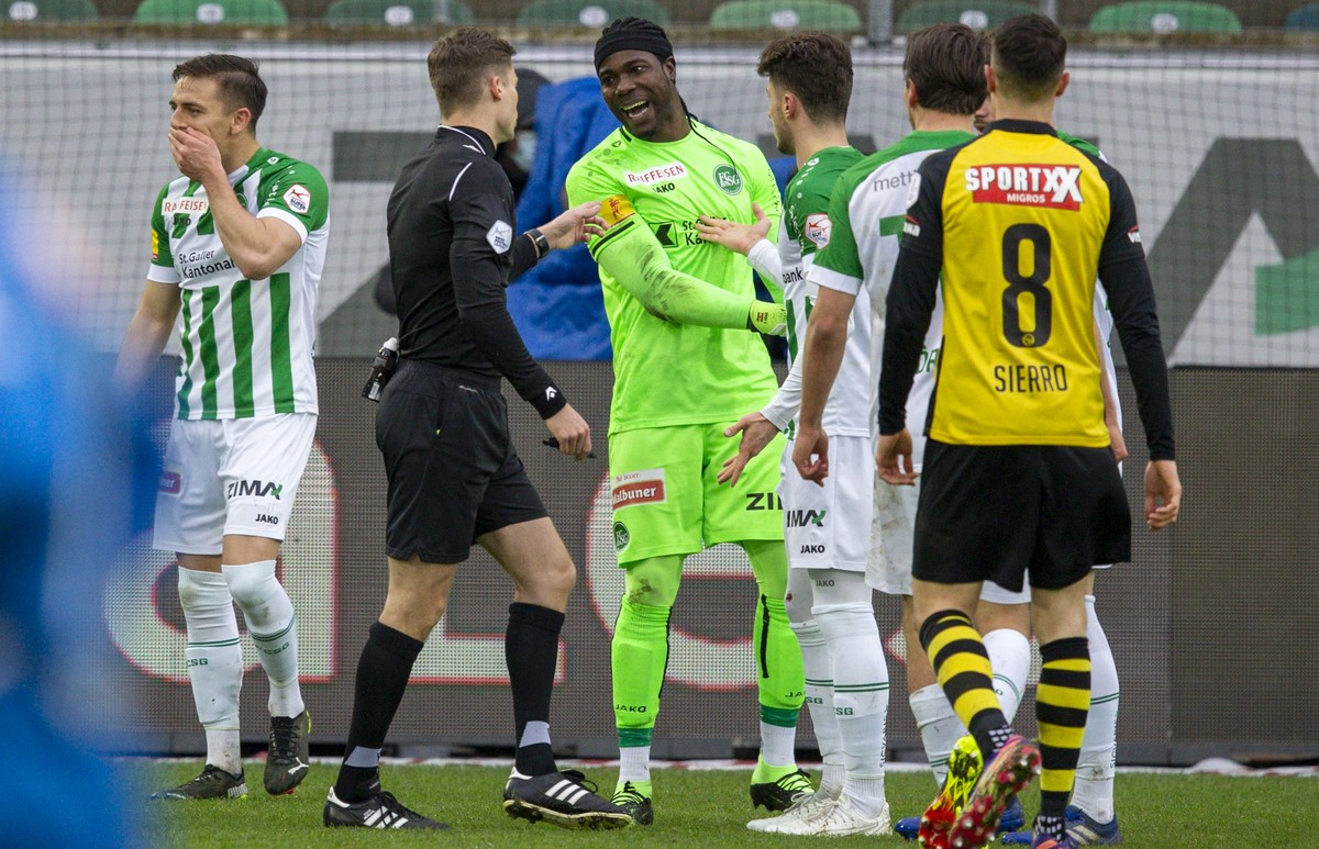 FC St.Gallen Torhueter Lawrence Ati Zigi, Mitte rechts, beschwert sich bei Schiedsrichter Urs Schnyder, Mitte links, weil dieser den Penalty wiederholen laesst waehrend dem Fussball Meisterschaftsspie ...