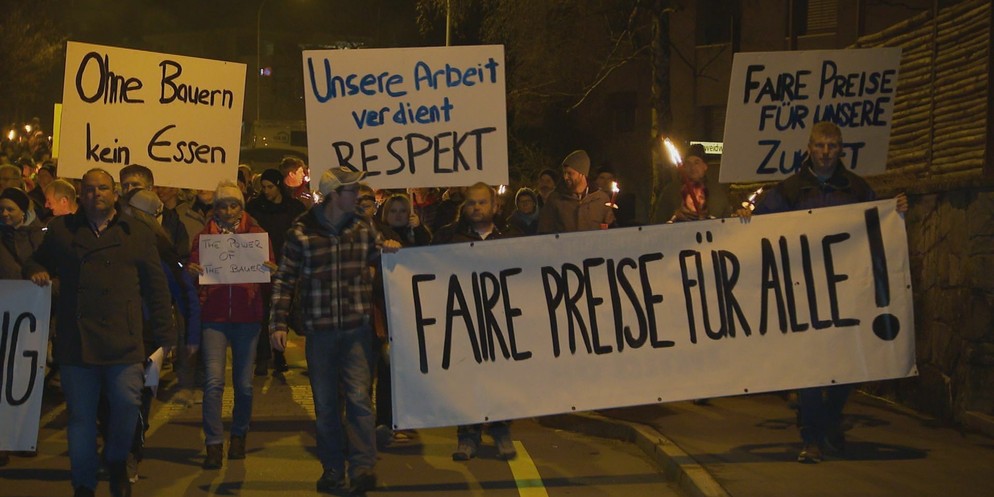 Im Kanton Zürich haben sich am Freitagabend mehrere hundert Bauern an drei Kundgebungen versammelt. Wie bereits zuvor ihre Kollegen in der Romandie fordern sie höhere Preise für ihre Produkte.