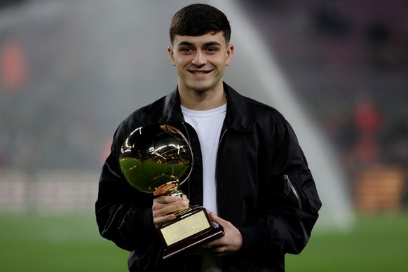 epa09648813 FC Barcelona&#039;s Pedri Gonzalez poses with the &#039;Golden Boy&#039; trophy ahead of the Spanish LaLiga soccer match between FC Barcelona and Elche CF in Barcelona, Spain, 18 December  ...