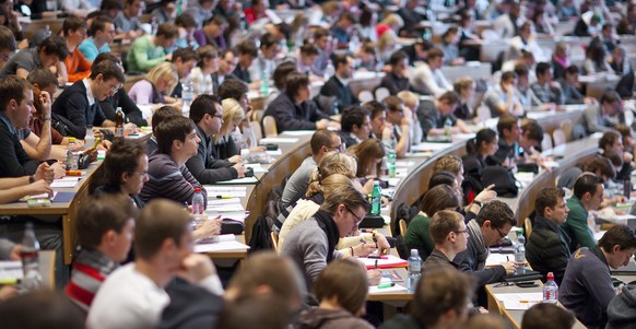 ZUM HEUTIGEN ENTSCHEID DES NATIONALRATS AN DER SESSION IN BERN, UEBER DIE MITTEL FUER BILDUNG UND FORSCHUNG, STELLEN WIR IHNEN AM DONNERSTAG 9. JUNI 2016 FOLGENDES ARCHIVBILD ZUR VERFUEGUNG. - Studier ...