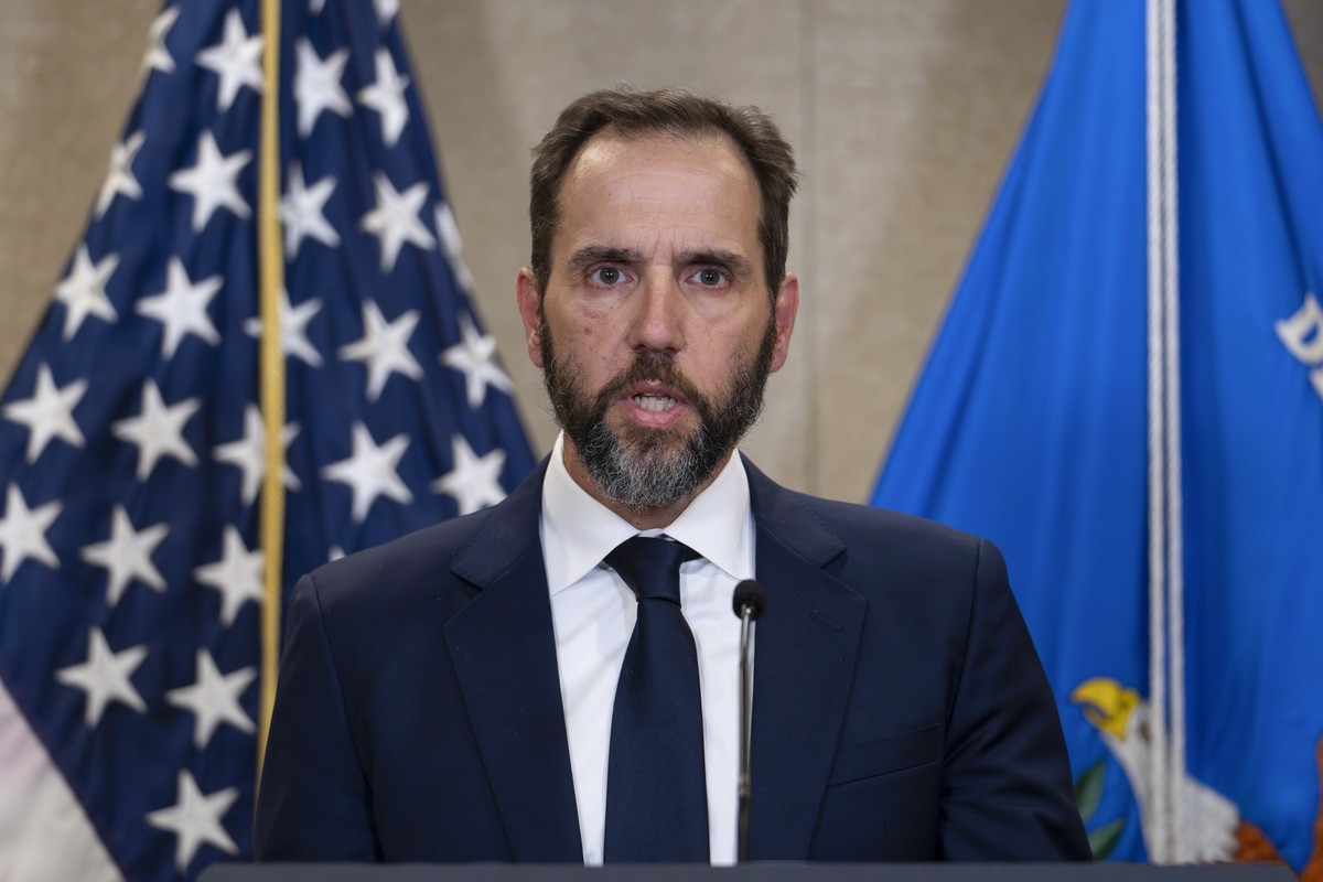 Special counsel Jack Smith speaks to the media about an indictment of former President Donald Trump, Tuesday, Aug. 1, 2023, at an office of the Department of Justice in Washington. (AP Photo/J. Scott  ...
