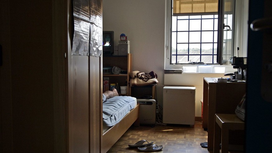 Blick in die Zelle eines Häftlings, der in der Strafanstalt Pöschwies in Regensdorf verwahrt wird. (KEYSTONE/Alessandro Della Bella)