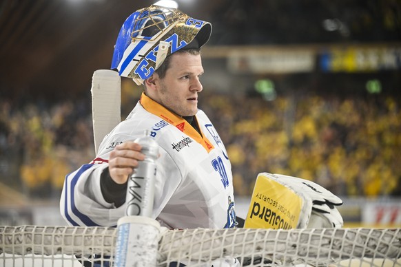 Torhueter Leonardo Genoni (EVZ) nach dem 2-0 beim zweiten Eishockey Playoff Viertelfinalspiel der National League zwischen dem HC Davos und dem EV Zug, am Sonntag, 16. Maerz 2025, in der zondacrypto-A ...