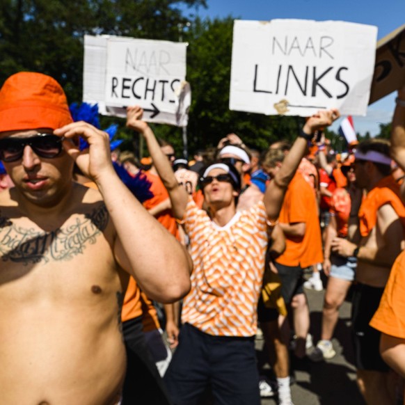 Fanmarsch der Oranje in Berlin Rund 20.000 Oranje-Fans stimmten sich laut Polizei bei einem ausgelassenem Fanmarsch vom Hammarskj