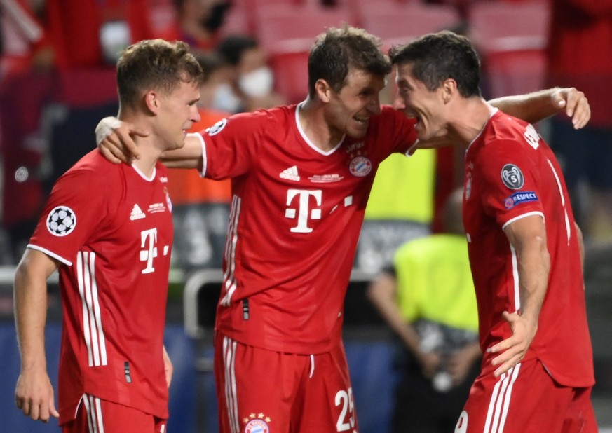 epa08620877 (L-R) Joshua Kimmich, Thomas Mueller and Robert Lewandowski of Bayern celebrate winning the UEFA Champions League final between Paris Saint-Germain and Bayern Munich in Lisbon, Portugal, 2 ...