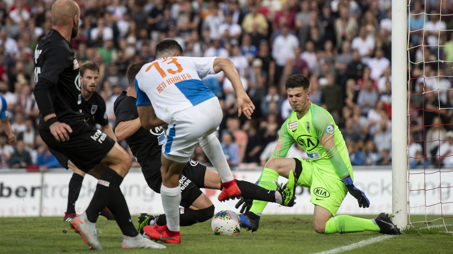 Grasshopper Nassim Ben Khalifa, links, spielt um den Ball mit Aarauer Nicholas Ammeter, rechts, im Fussball Meisterschaftsspiel der Challenge League zwischen dem FC Aarau und dem Grasshopper Club Zuer ...