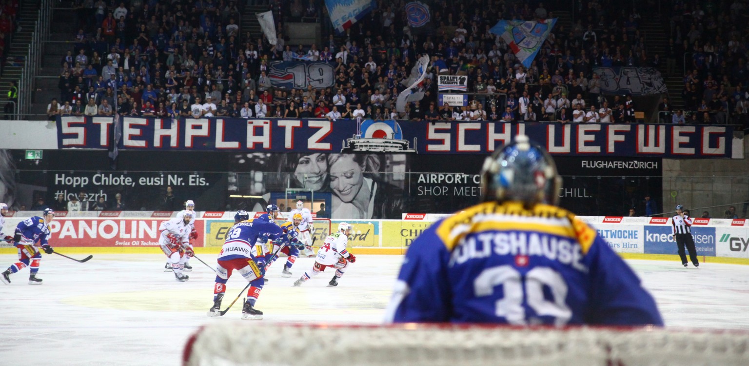 Das Spiel laeuft in der mittleren Zone vor EHC Kloten Torhueter Luca Boltshauser im dritten Eishockey Spiel der Ligaqualifikation der National League zwischen dem EHC Kloten und den SC Rapperswil-Jona ...