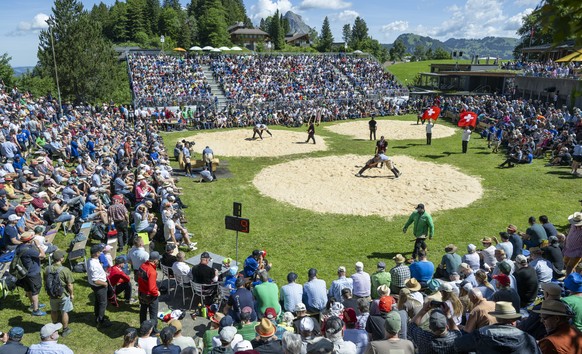 Eine Uebersicht ueber die Schwingerarena im 2. Gang beim traditionellen Schwingfest auf dem Stoos vom Sonntag, 14. Juni 2026. (KEYSTONE/Urs Flueeler)