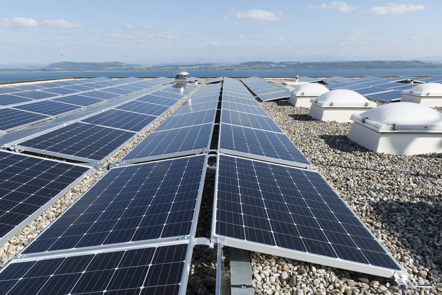 THEMENBILD ZUR MK VON BUNDESRAETIN LEUTHARD ZUR REVISION DES STROMVERSORGUNGSGESETZES, AM MITTWOCH, 17. OKTOBER 2018 ---- Vue des panneaux solaires de la nouvelle installation photovoltaique Coopsol i ...