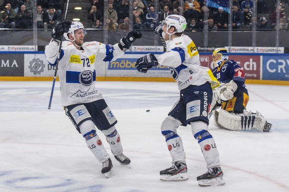 Tim Heed, links, und Andre Heim, rechts, von Ambri feiern sein Tor zum 2:3 beim Eishockey Meisterschaftsspiel der National League zwischen dem EV Zug und dem HC Ambri-Piotta am Dienstag, 31. Januar 20 ...