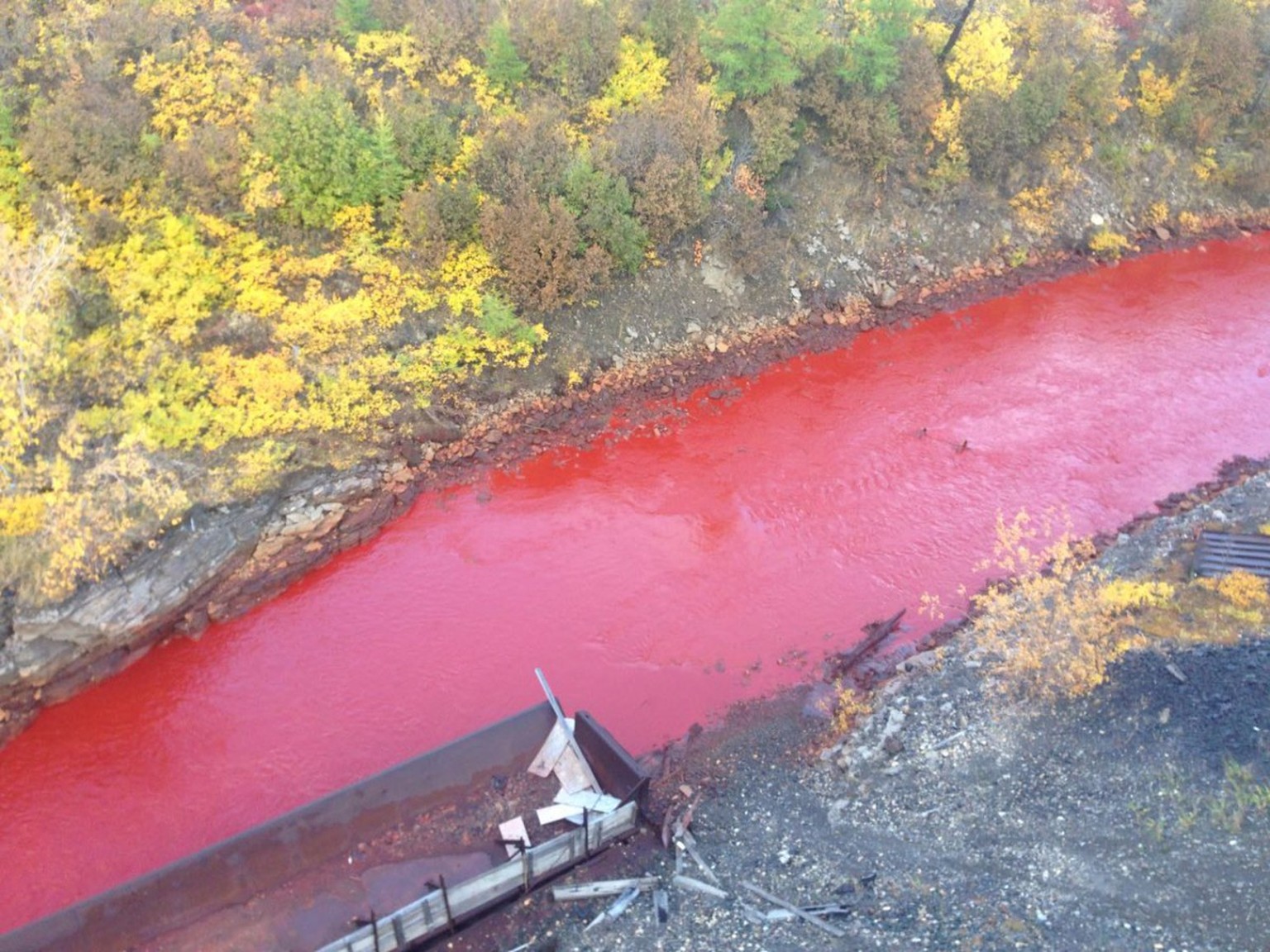 Das Wasser des Daldykan ist rot wie Blut.