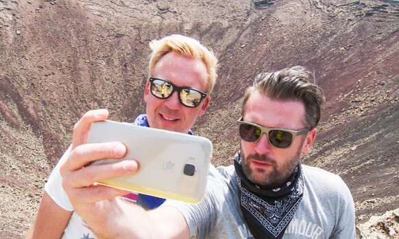 SRF 1 01.01.2018 20:06 01:37 DOK-Serie: Auf und davon Die Auswanderer ein Jahr danach

Auf und davon
Staffel 8
Folge 6
Selfie am Krater eines Vulkans. Tobias und Michael sind auf Fuerteventura angekom ...