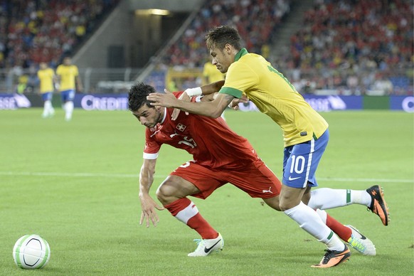 Dzemaili im Zweikampf mit Neymar 2013. Ob es 2018 zur Neuauflage dieses Duells kommt?