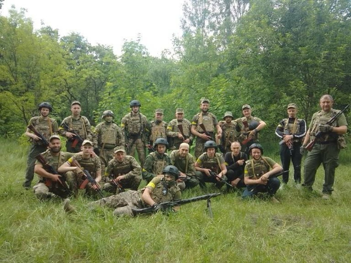 Serhii, tout à droite, dans son unité de combat.