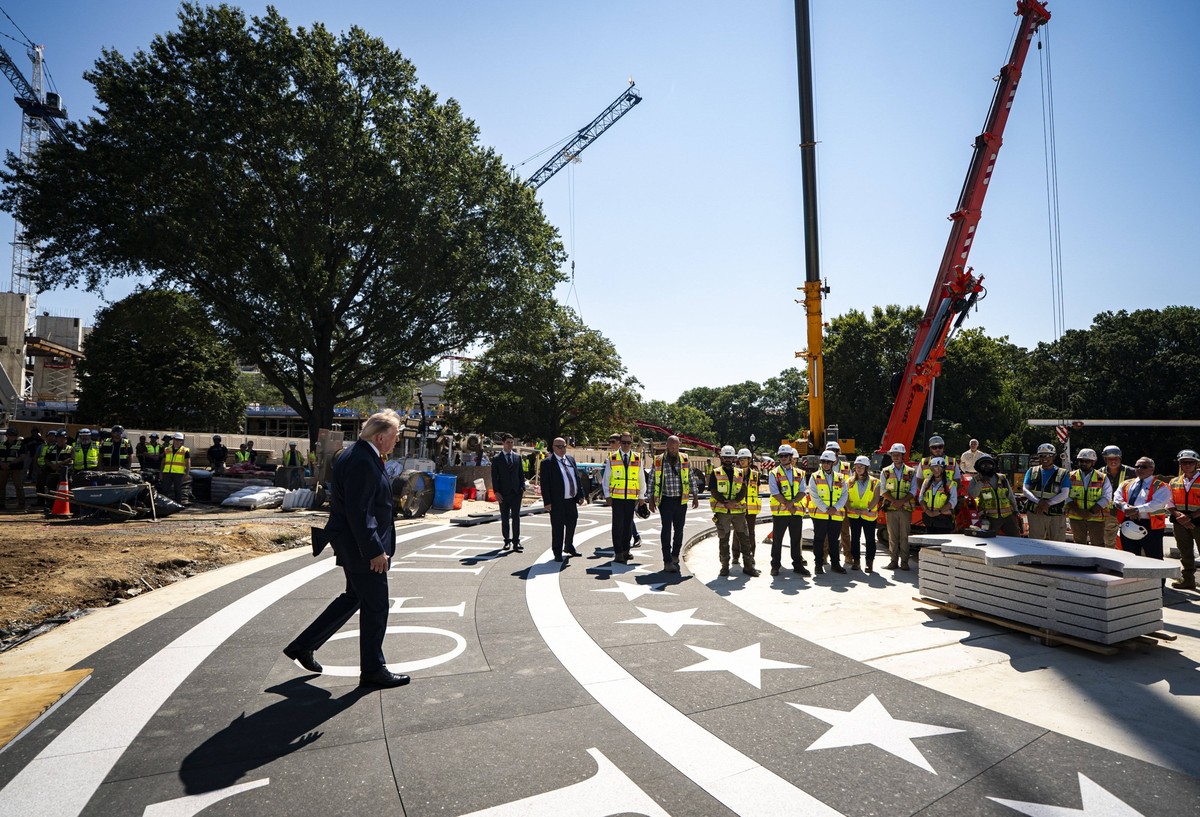 August 19, 2026, Washington, District Of Columbia, USA: WASHINGTON, DC - AUGUST 19: US President Donald Trump tours the White House helipad construction on the South Lawn of the White House in Washing ...