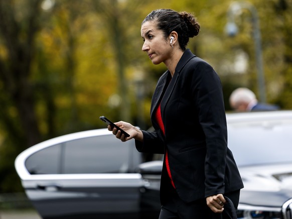 epa11722762 Dutch state secretary for benefits Nora Achahbar arrives at the Catshuis for the weekly council of ministers in the Hague, the Ntherlands, 15 November 2024. EPA/REMKO DE WAAL