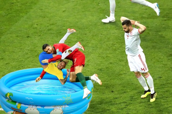Papa Valon tröstet Baby Neymar – und 6 weitere unheimliche Begegnungen 
Wer zersch im Pool isch 😂
