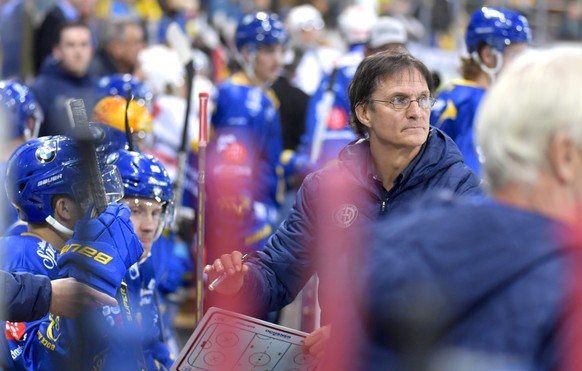 Der Davoser Head Coach Arno Del Curto hinter der Bande beim Coaching, beim Eishockey Meisterschaftsspiel in der Qualifikation der National League zwischen dem HC Davos und den ZSC Lions, am Samstag, 1 ...