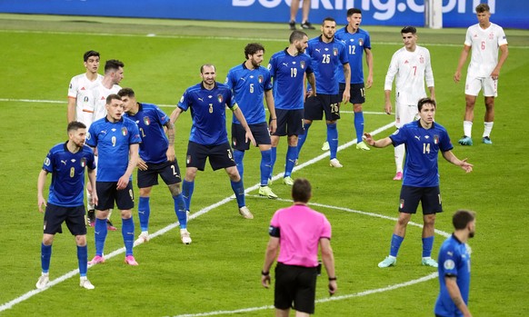 epa09327162 Players of Italy await a free-kick of Spain during the UEFA EURO 2020 semi final between Italy and Spain in London, Britain, 06 July 2021. EPA/Matt Dunham / POOL (RESTRICTIONS: For editori ...