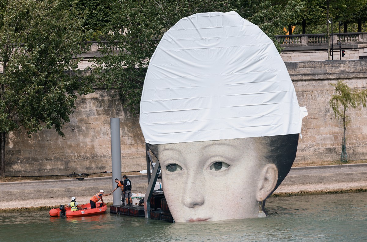 epa11493309 Personal prepare decorated rafts on the Seine River amid preparations for the Olympic Opening Ceremony in Paris, France, 23 July 2024. The opening ceremony of the Paris 2024 Olympic Games  ...