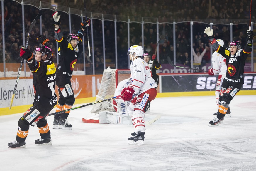 Miro Aaltonen (SCB), links, jubelt nach seinem Tor zum 1-1 im Hinspiel der zweiten Play-In-Serie der National League zwischen dem SC Bern und SC Rapperswil-Jona Lakers, am Montag, 16. Maerz 2026 in de ...