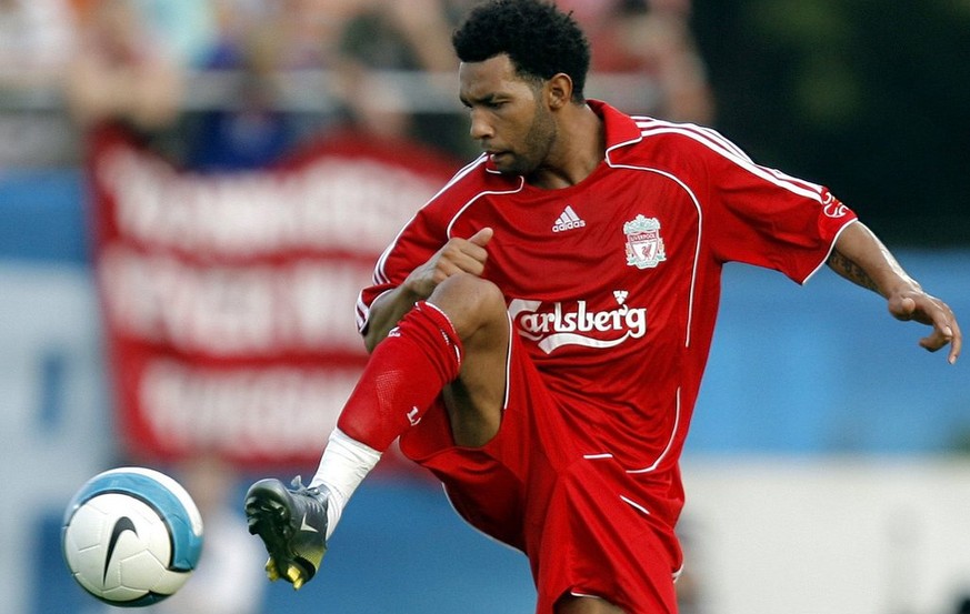 Liverpools Jermaine Pennant spielt den Ball, im Freundschaftsspiel des FC Liverpool gegen Werder Bremen am Dienstag, 17. Juli 2007 in Grenchen. (KEYSTONE/Peter Klaunzer) 
Liverpool&#039;s Jermaine Pen ...