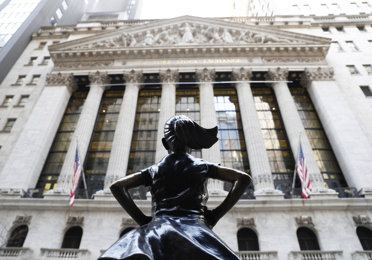 The Fearless Girl Statue faces the NYSE after the opening bell at the New York Stock Exchange on Wall Street in New York City on Wednesday, January 12, 2022. PUBLICATIONxINxGERxSUIxAUTxHUNxONLY NYP202 ...