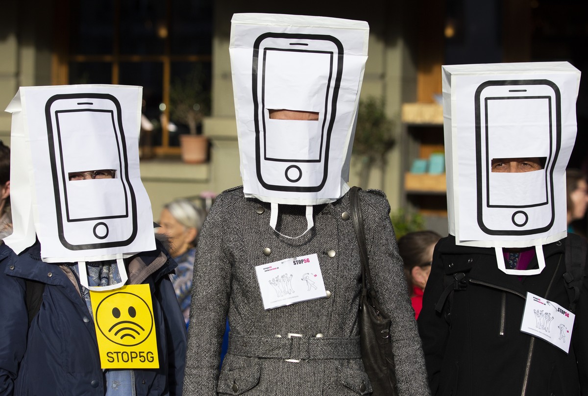 Demonstranten protestieren gegen den Ausbau des 5G-Netzes, bei der nationalen Kundgebung "Stop 5G", am Freitag, 10. Mai 2019 in Bern. (KEYSTONE/Peter Klaunzer)